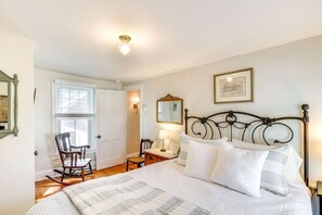 4 bedrooms, desk, iron/ironing board, travel cot - Historic Milton Gem w Deck & Modern Touches! (Milton)
