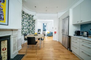 Interior - Argyl | Bright, Central London 4 Bedroom Apt (Greater London)