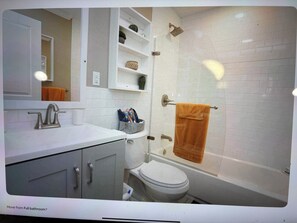 Towels, soap, toilet paper - Cozy 1-bedroom apartment in tranquil Philadelphia 2frt (Philadelphia)