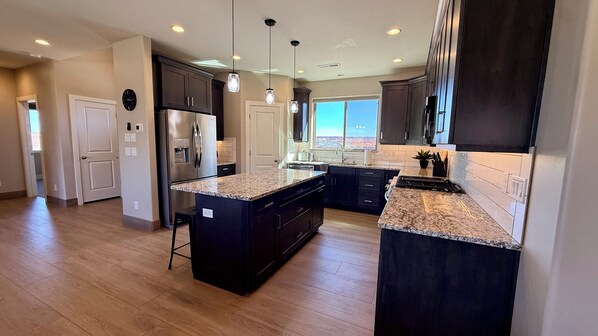 Refrigerador, microondas, horno y parrilla de estufa 