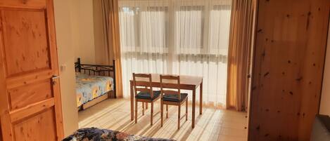 4 chambres, fer et planche à repasser, Wi-Fi, literie fournie