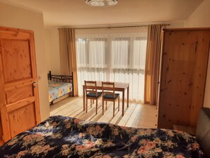 4 bedrooms, iron/ironing board, WiFi, bed sheets - Vacation apartment in the countryside near Leipzig (Pegau)