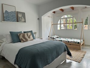 4 slaapkamers, een strijkplank/strijkijzer, wifi, beddengoed