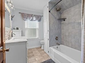 A bathroom with a shower, toilet, sink, and vanity. - Fabulous 2-bedroom, 2-bath house with AC in historic Pittsburgh (Pittsburgh)