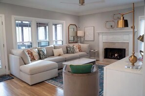 Living area - Stylish 5 bedroom/3b close to HPU, Wyndham & FM! (Jamestown)