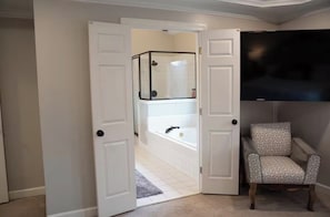 Jetted bath, hair dryer, bidet, towels - Stylish 5 bedroom/3b close to HPU, Wyndham & FM! (Jamestown)