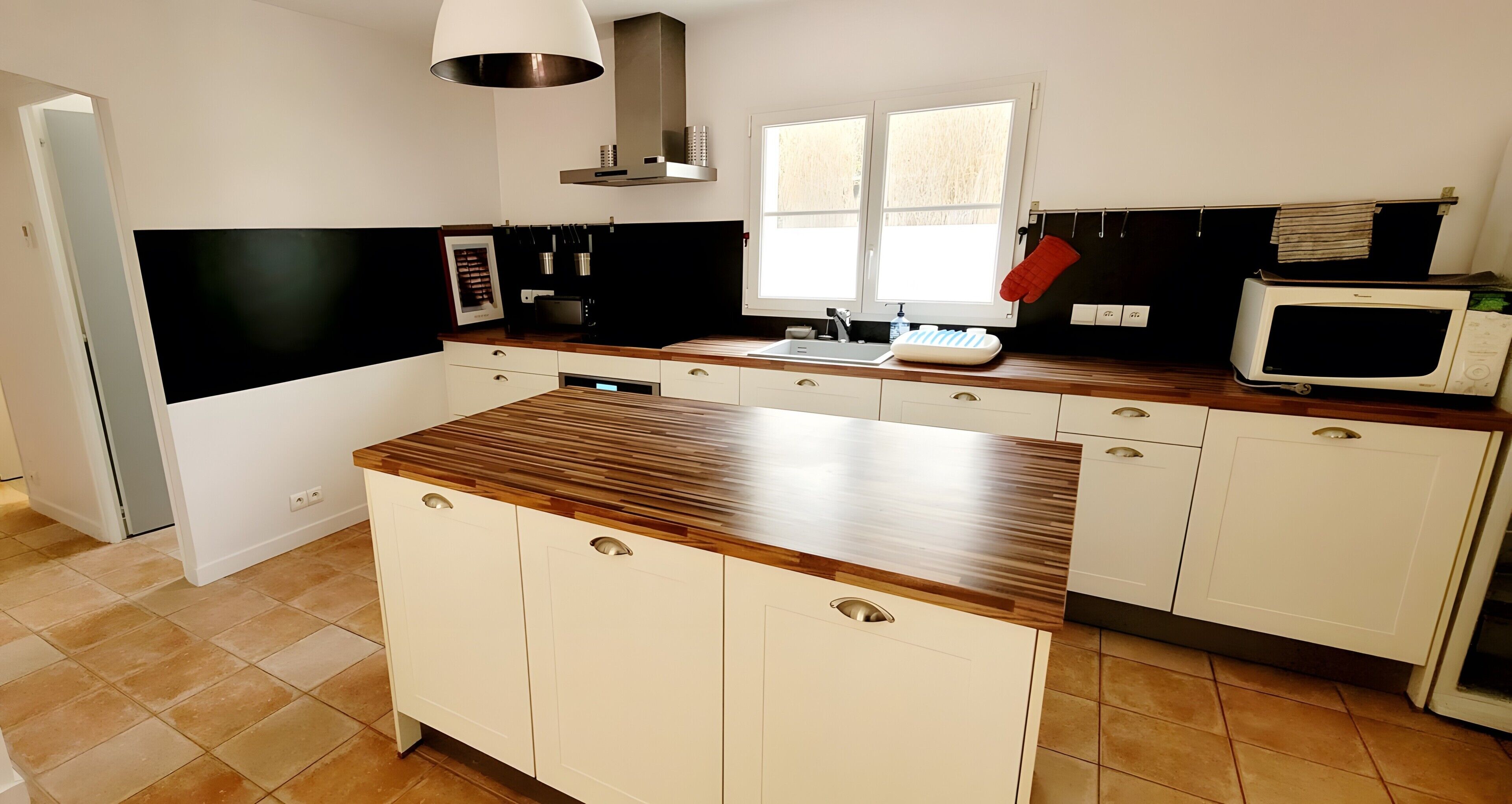 Jääkaappi, mikroaaltouuni, uuni, liesi