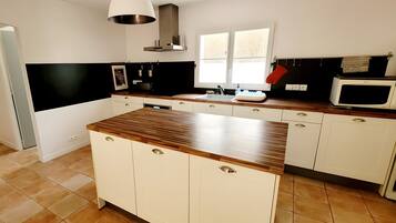 Jääkaappi, mikroaaltouuni, uuni, liesi