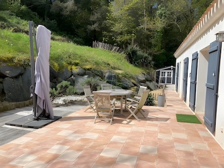 Outdoor dining. La maison des conches - ref 803