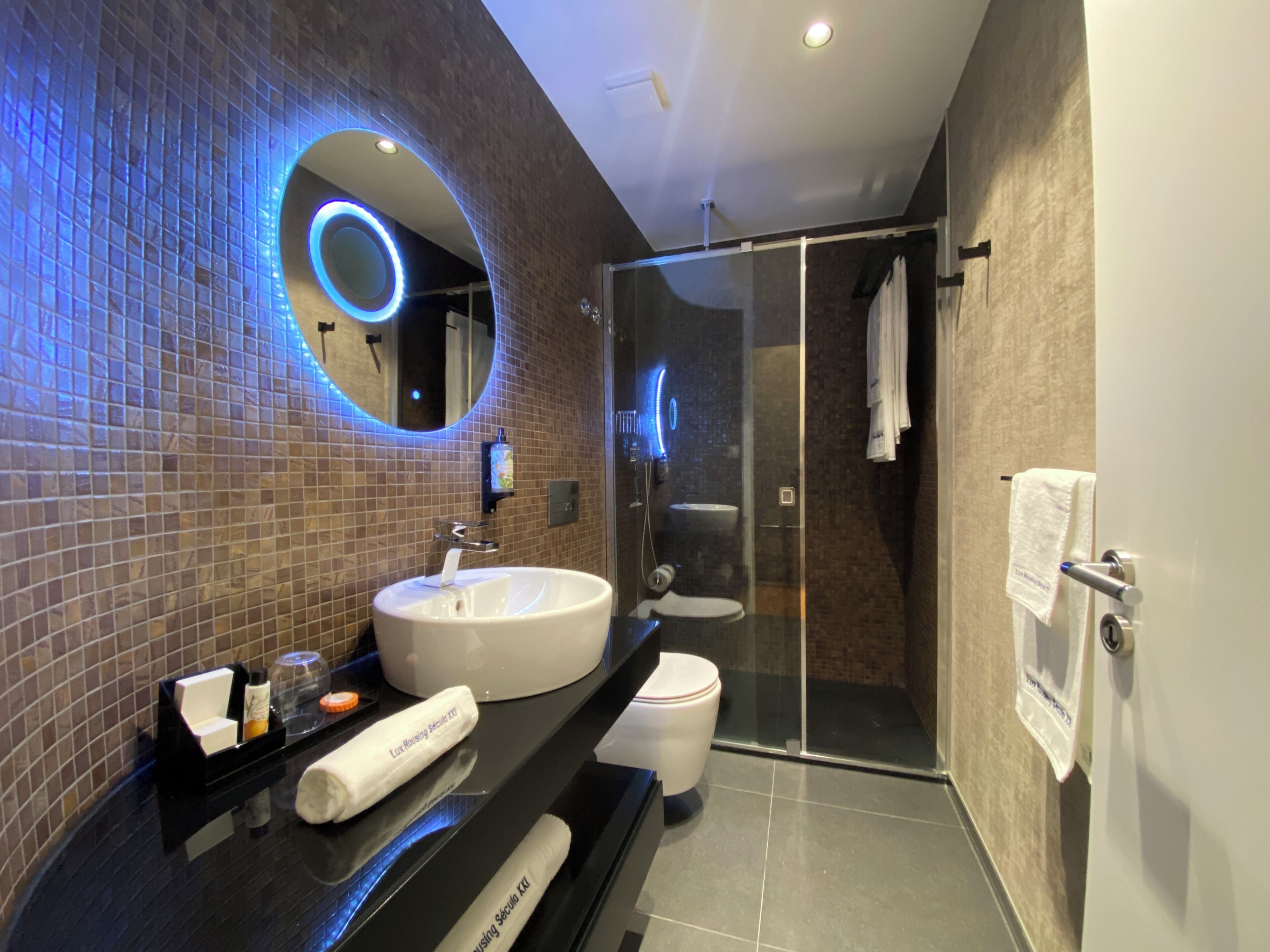 Appartement Deluxe, vue jardin | Salle de bain | Douche, articles de toilette gratuits, sèche-cheveux, chaussons