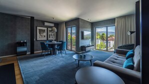 Ein modernes Wohnzimmer mit Sofa, Couchtisch und Essbereich.
