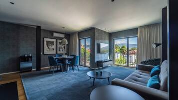 Appartement Deluxe | Coin séjour | TV connectée de 140 cm avec chaînes numériques