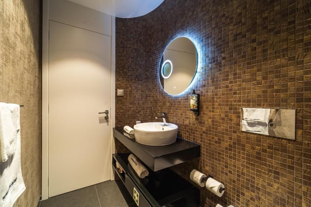 Douche, articles de toilette gratuits, sèche-cheveux, chaussons