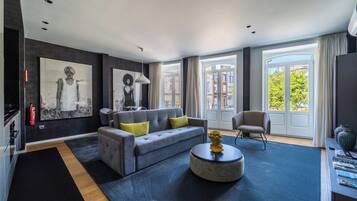 Deluxe Apartment, City View | Living area