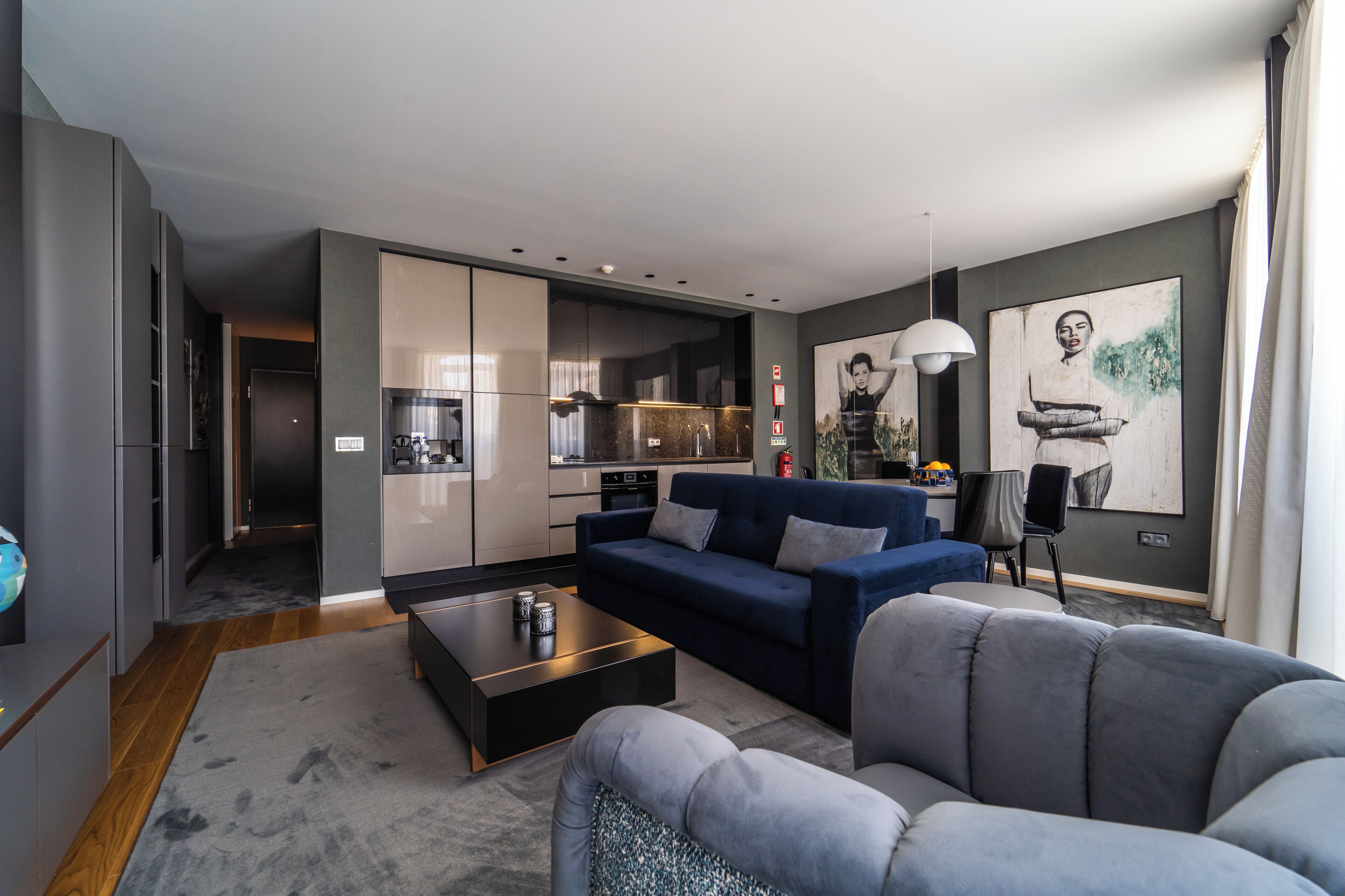 Apartamento Deluxe, 1 habitación, vistas a la ciudad | Zona de estar | Smart TV de 140 cm con canales digitales