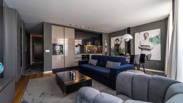 Apartamento Deluxe, 1 habitación, vistas a la ciudad | Zona de estar | Smart TV de 140 cm con canales digitales