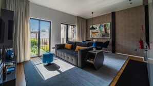 Ein modernes Wohnzimmer mit einer Couch, einem Couchtisch und Kunstwerken an der Wand.