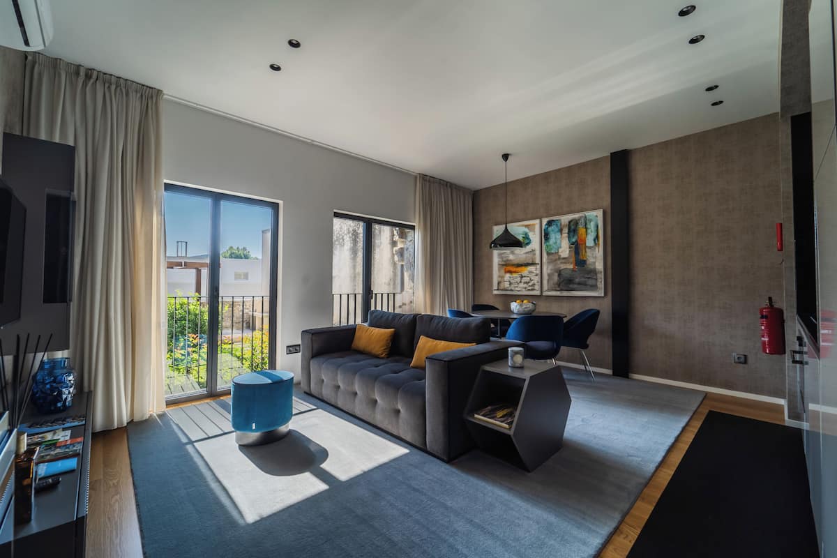 Deluxe Apartment, Garden View | Living area
