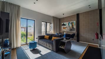 Apartamento Deluxe, vistas al jardín | Zona de estar | Smart TV de 140 cm con canales digitales