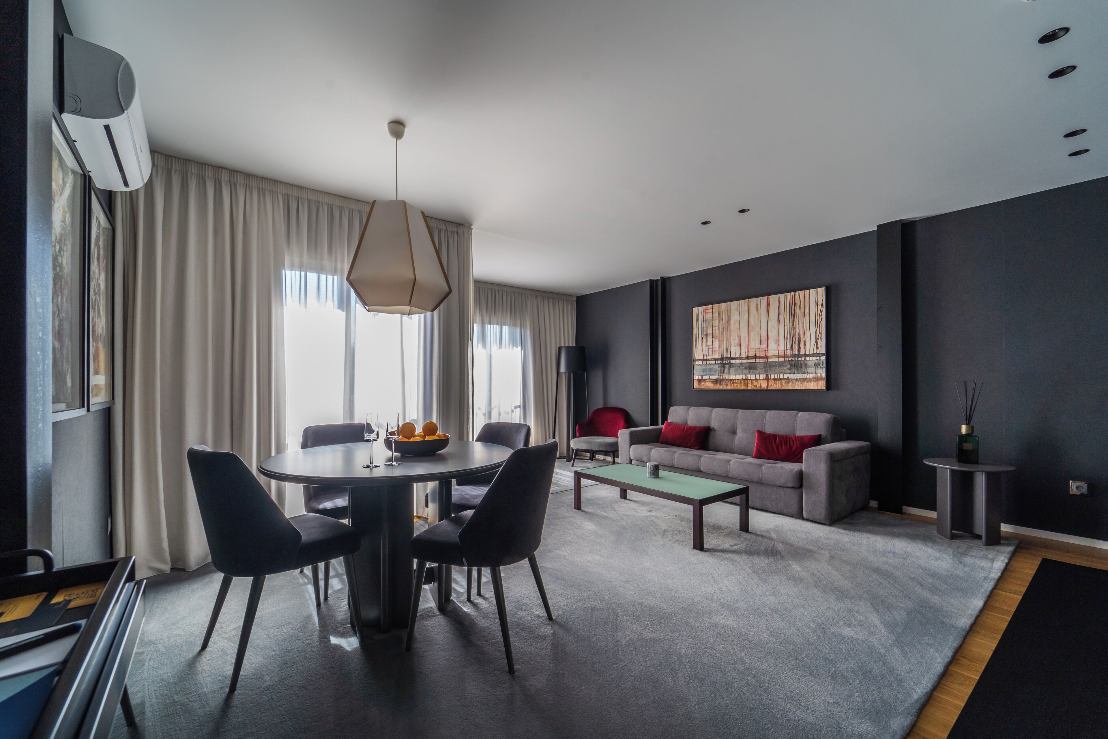 Apartamento Deluxe, vistas a la montaña | Zona de estar | Smart TV de 140 cm con canales digitales