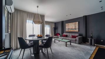 Apartamento Deluxe, vistas a la montaña | Zona de estar | Smart TV de 140 cm con canales digitales