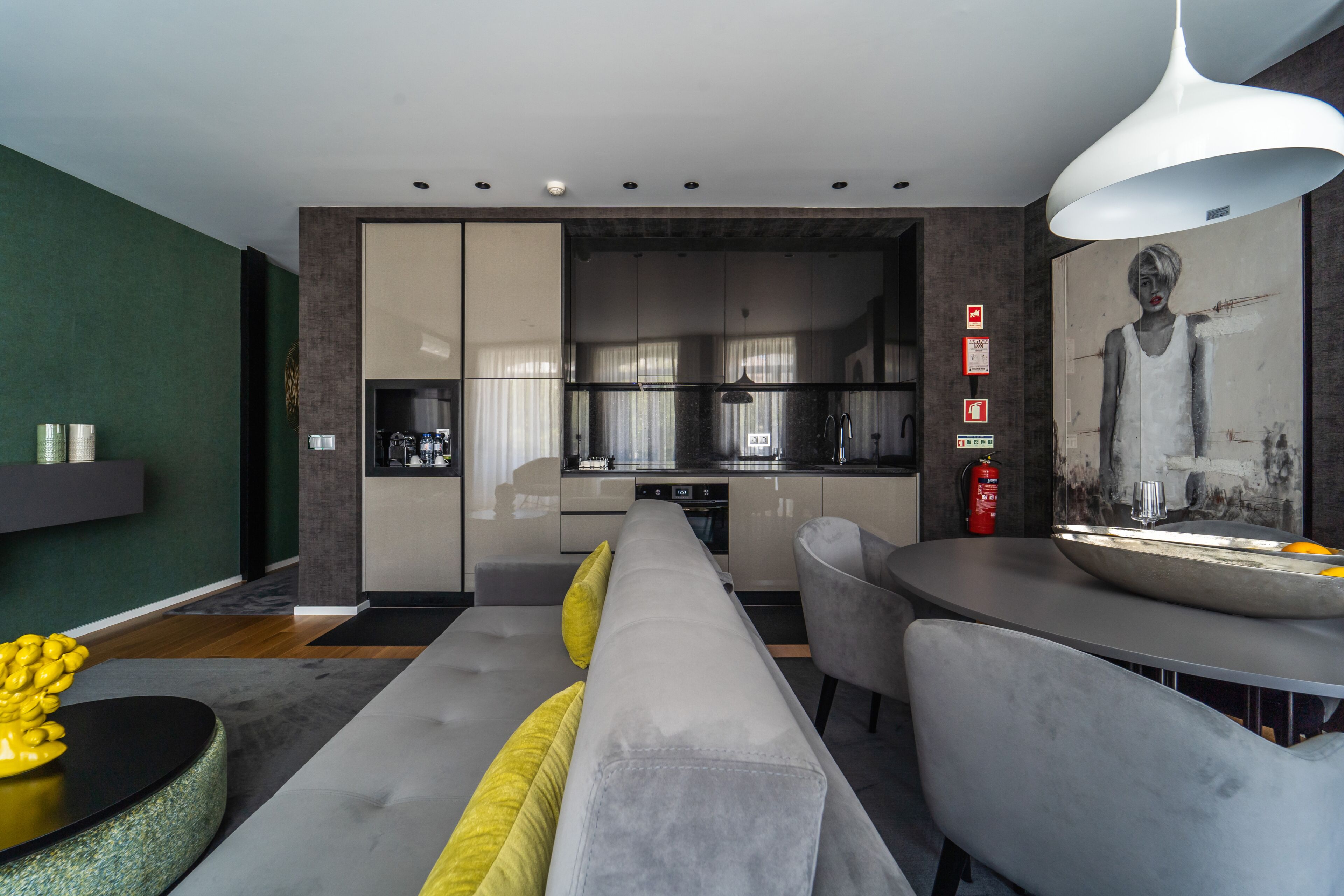 Un interior moderno con sofá, mesa de comedor y zona de cocina.