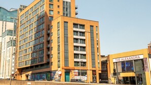 Un edificio de varios pisos con un restaurante Keg & Grill en la planta baja.