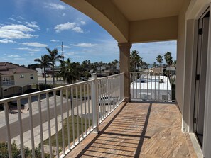 Property grounds - Centrally located 3-bedroom apartment with AC in South Padre Island (South Padre Island)