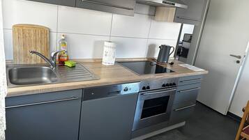 Kühlschrank, Ofen, Herdplatte, Geschirrspüler