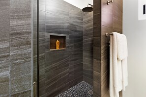 Dusche, Haartrockner, Handtücher, Seife