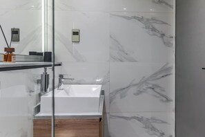 Haartrockner, Handtücher, Seife, Toilettenpapier