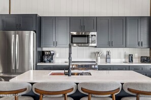 Fridge, microwave, oven, stovetop - Summerfamilyfun*Mins to Dlywood/Island*HotTub*Xbox (Pigeon Forge)