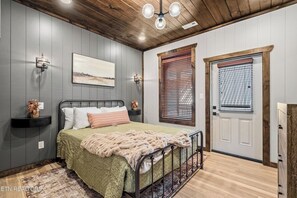 3 bedrooms, iron/ironing board, travel cot, free WiFi - Summerfamilyfun*Mins to Dlywood/Island*HotTub*Xbox (Pigeon Forge)