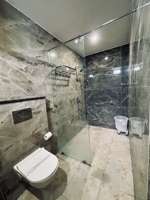 Shower, slippers, towels, soap - Hotel Hive (Dehradun)