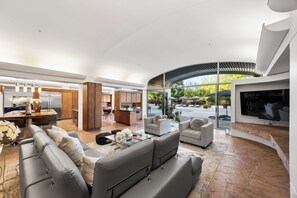 Smart TV, fireplace, ping pong - Scottsdale Luxury Arched Estate w/ Resort Pool, Spa, Cabana & Golf (Scottsdale)