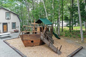 Property grounds - Peaceful Point Waterfront Dogs Welcome, Near Acadia National Park & Bar Harbor (Eddington)