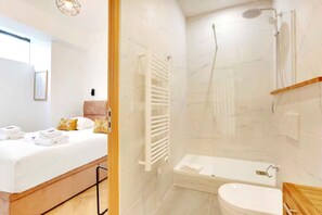 Shower, hair dryer, towels, soap - Spacious & Bright Apartment 2BR/6P - Bastille (Paris)