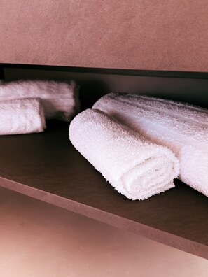 A shelf with neatly rolled white towels. - Historical center Palermo Bìfara Rooms (Palermo)
