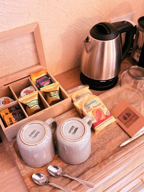 A wooden tray with two ceramic mugs, a spoon, and a kettle. - Historical center Palermo Bìfara Rooms (Palermo)