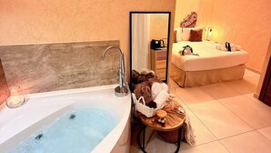 Un baño moderno con bañera, espejo y tocador con lavamanos.