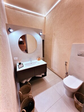 Shower, jetted bath, hair dryer, bidet - Historical center Palermo Bìfara Rooms (Palermo)
