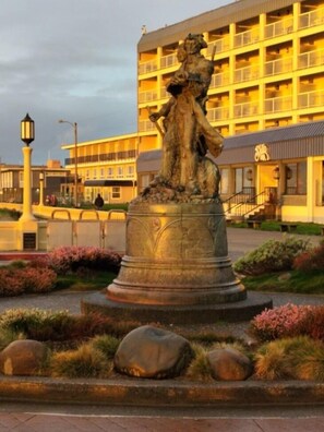 Unclassified image, 2 of 32, button