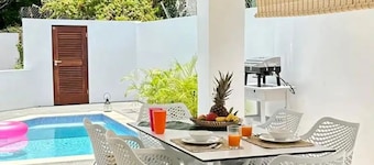 Private Pool Bungalow | 10 min to Mambo Beach