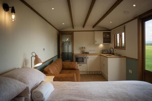 Family Room, Hill View - Pentland Shepherd Huts (Penicuik)
