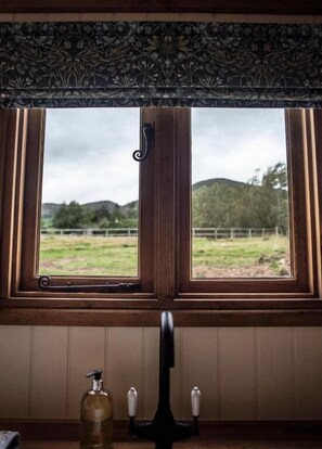 Luxury Room, Hill View | Interior - Pentland Shepherd Huts (Penicuik)