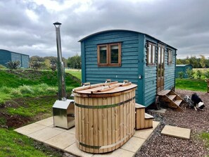 Deluxe Double Room, Hill View - Pentland Shepherd Huts (Penicuik)