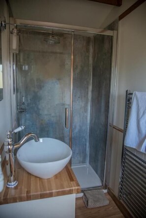 Habitación familiar, vistas a la colina | Baño | Ducha, secador de pelo, toallas y jabón