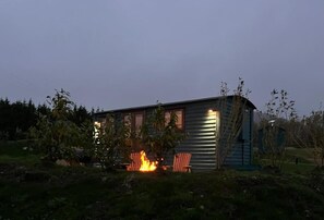 Deluxe Double Room, Hill View - Pentland Shepherd Huts (Penicuik)