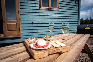 Deluxe Double Room, Hill View - Pentland Shepherd Huts (Penicuik)