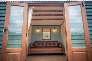 Luxury Room, Hill View - Pentland Shepherd Huts (Penicuik)